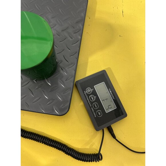 Leoben Candle Spruce Cuttings 9oz 1-Wick Soy Wax Blend Green Christmas Tree - Picture 5 of 6